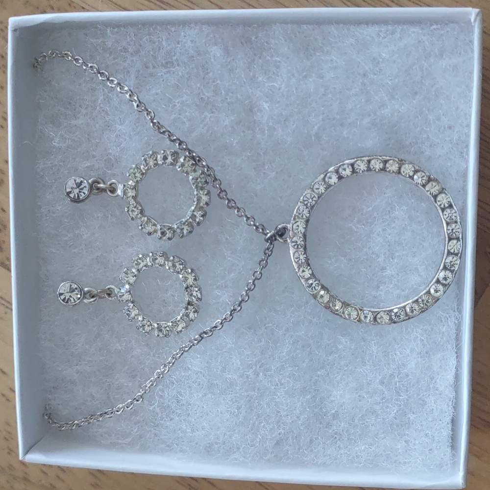 Necklace and earring set
